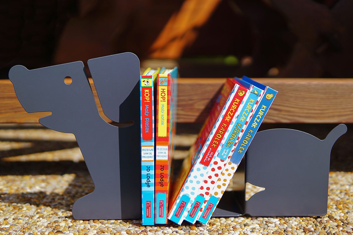 Uporządkowany kącik czytelniczy Uporządkowany kącik czytelniczy