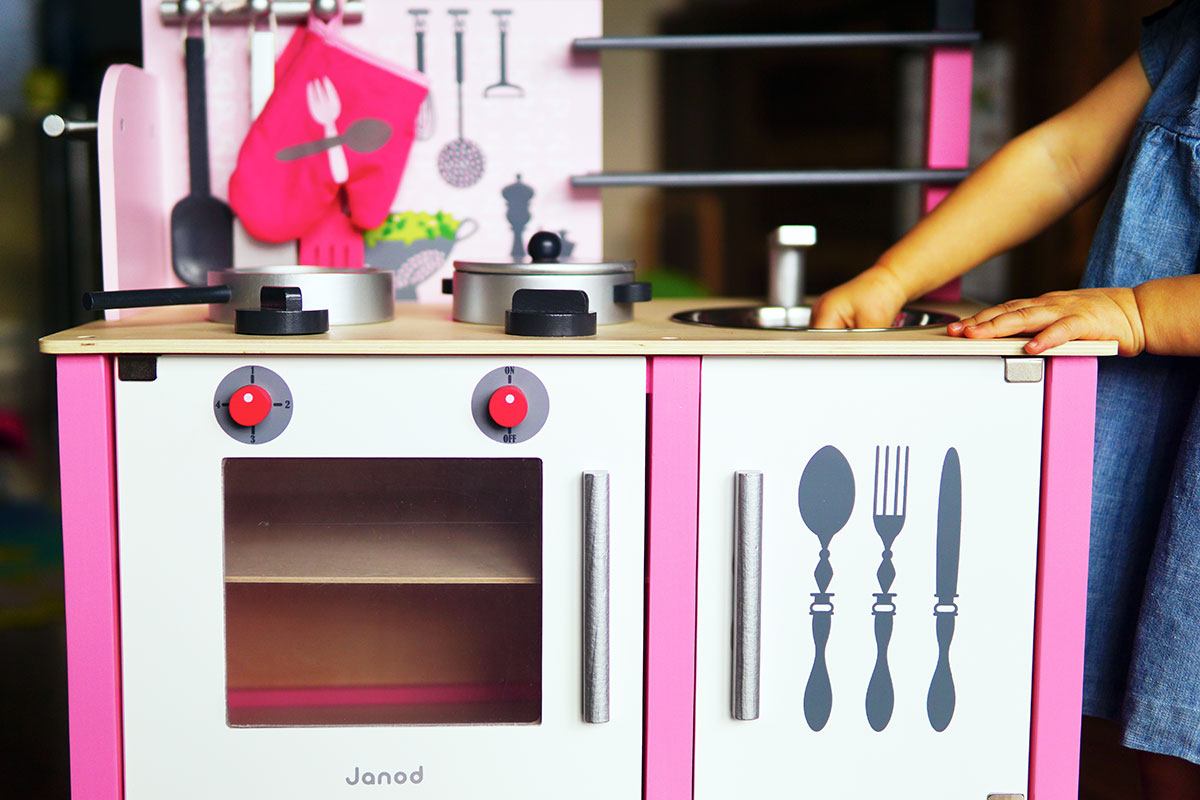 Drewniana kuchnia dla malucha