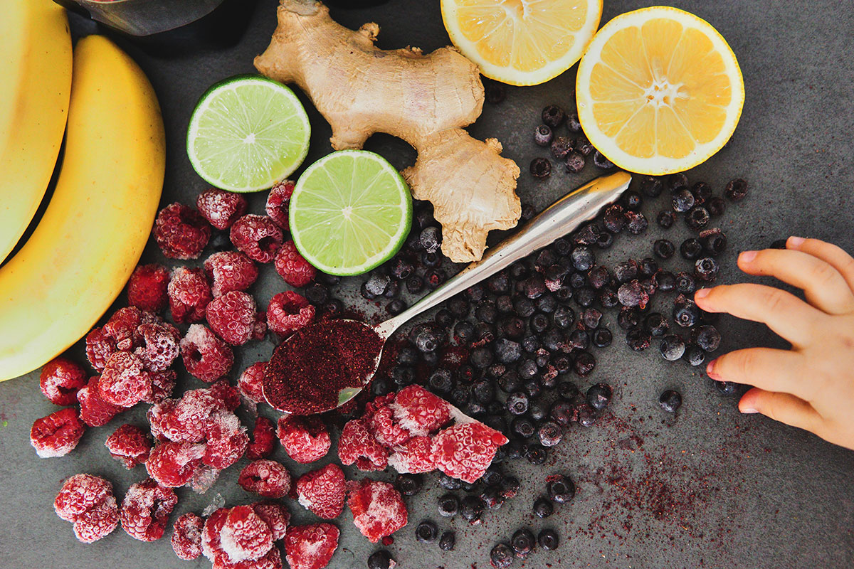 Przeciwutleniający, czerwony koktajl z aronią i jagodami