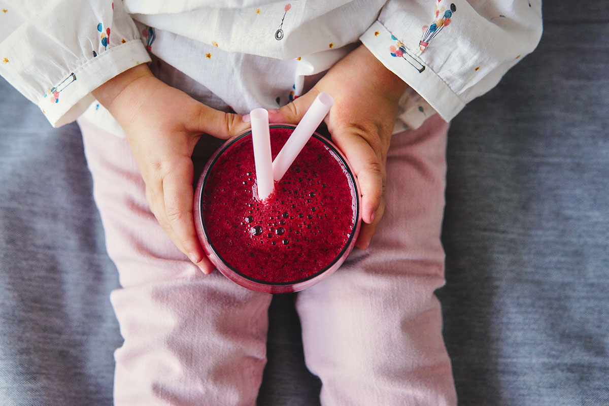 Przeciwutleniający, czerwony koktajl z aronią i jagodami