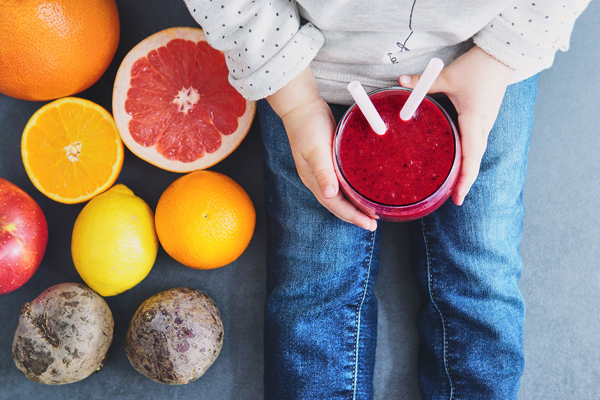 Odżywczy, czerwony koktajl z burakiem i jagodami