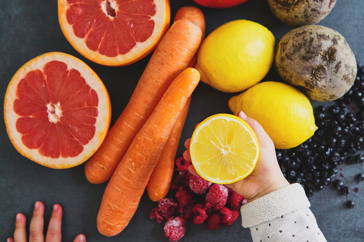 Odżywczy, czerwony koktajl z burakiem i jagodami