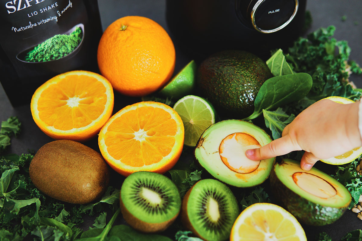 Przeciwbakteryjny, zielony koktajl ze szpinakiem i awokado