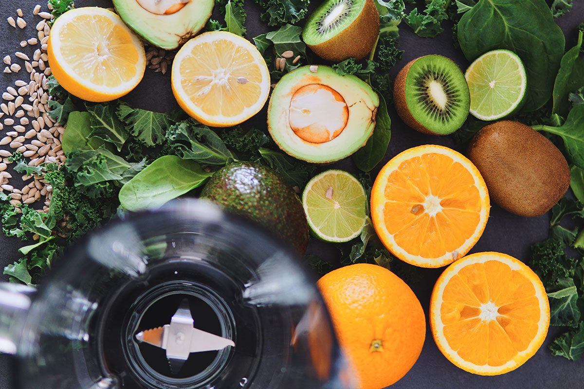 Przeciwbakteryjny, zielony koktajl ze szpinakiem i awokado