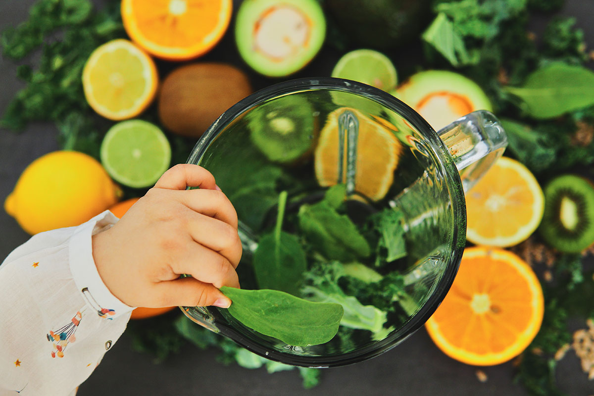 Przeciwbakteryjny, zielony koktajl ze szpinakiem i awokado