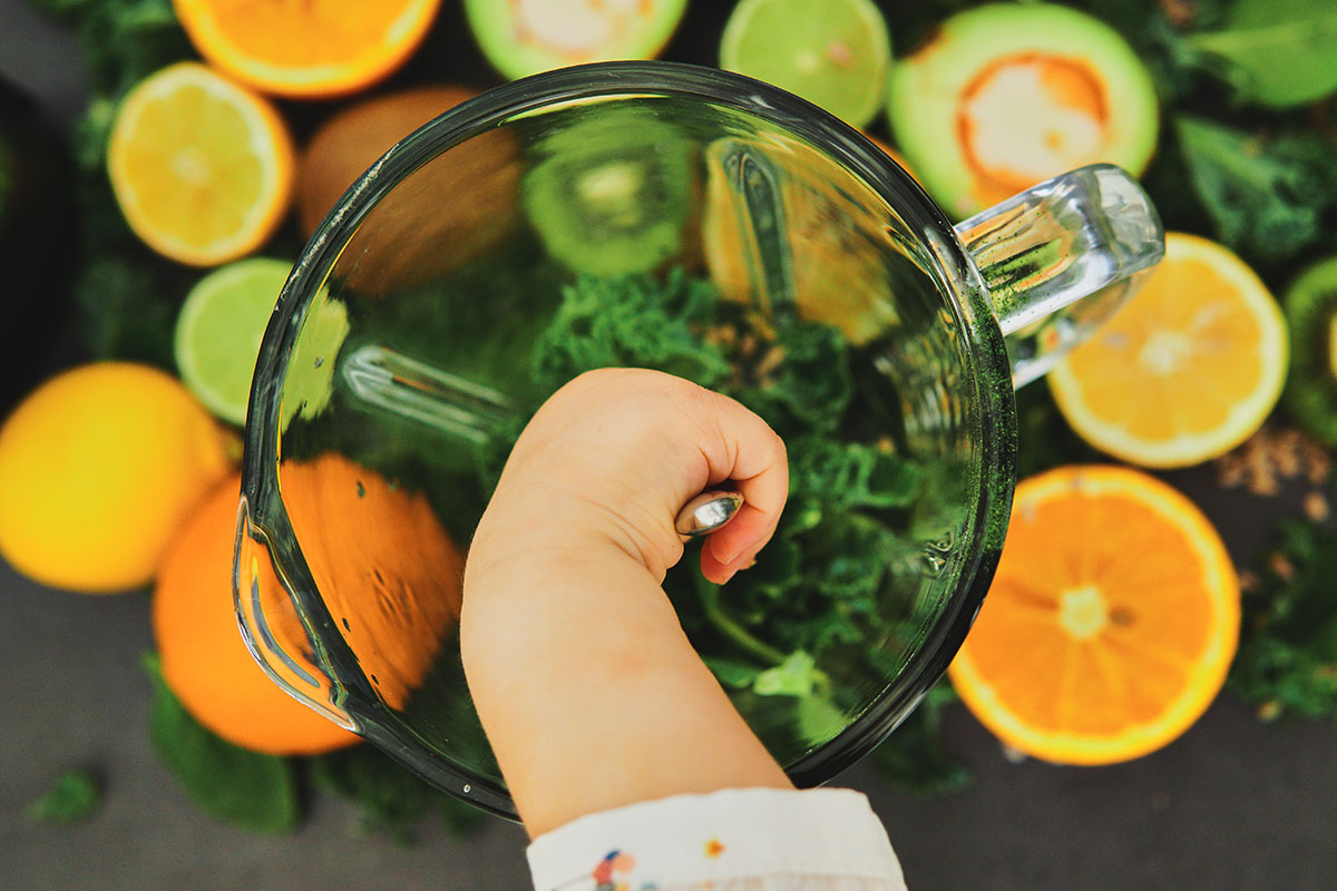 Przeciwbakteryjny, zielony koktajl ze szpinakiem i awokado