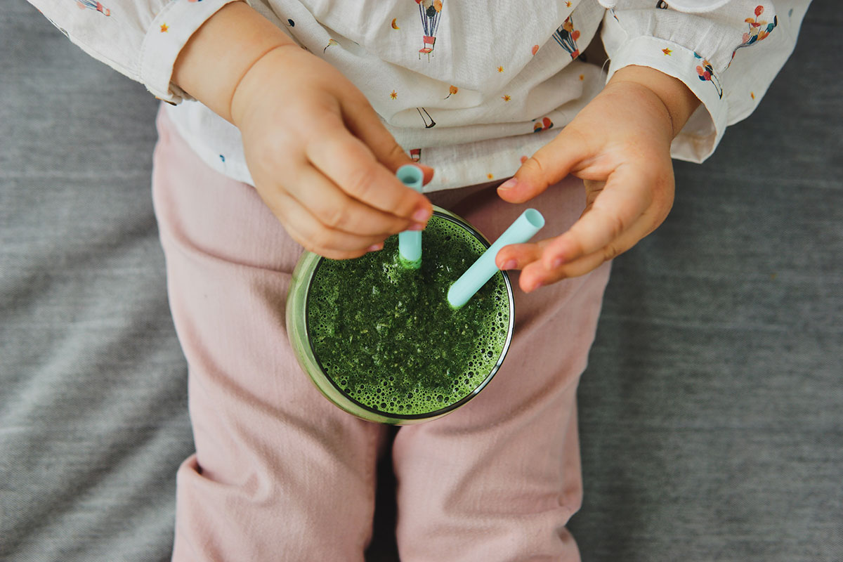 Przeciwbakteryjny, zielony koktajl ze szpinakiem i awokado