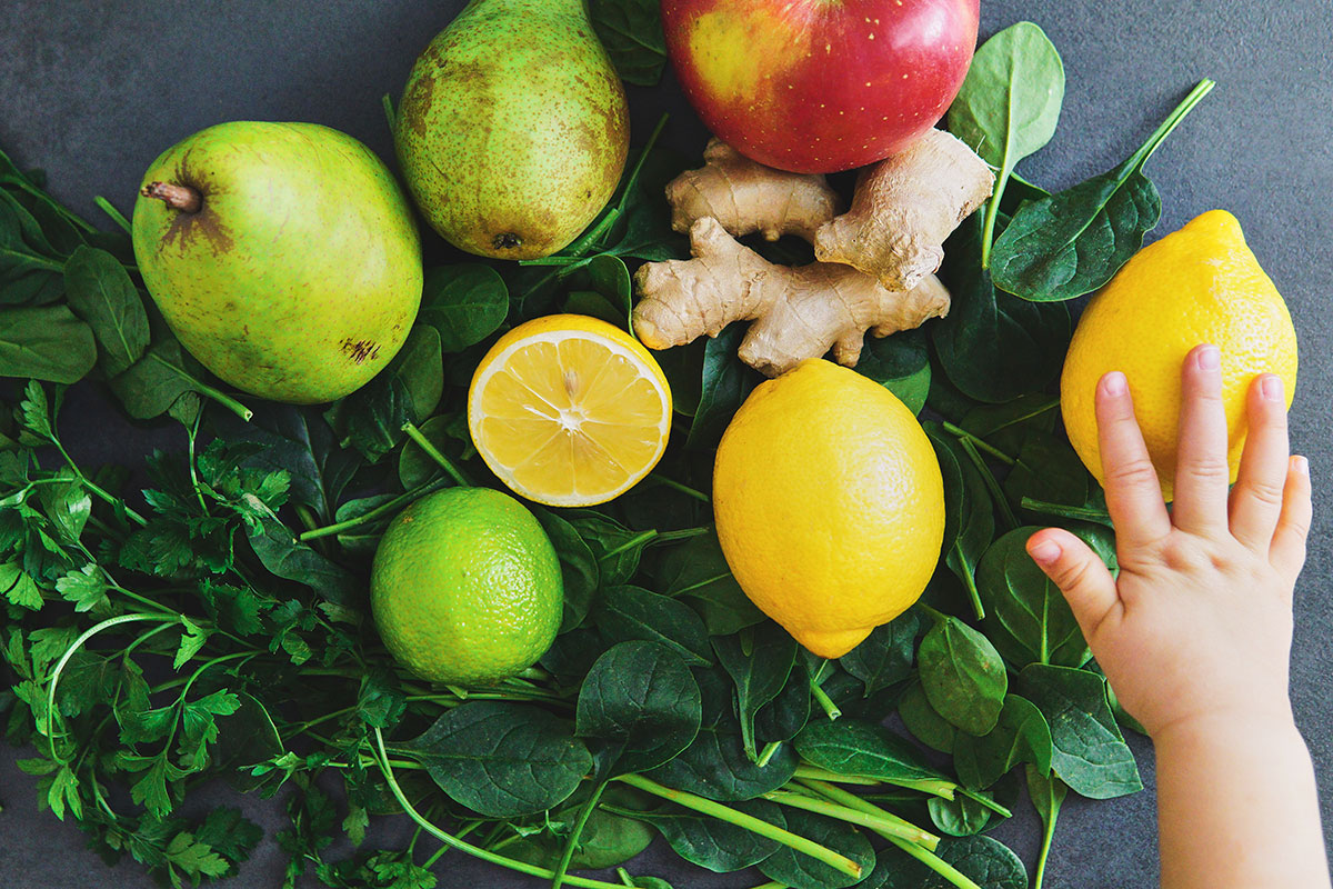 Przeciwbakteryjny, energetyczny zielony koktajl ze szpinakiem