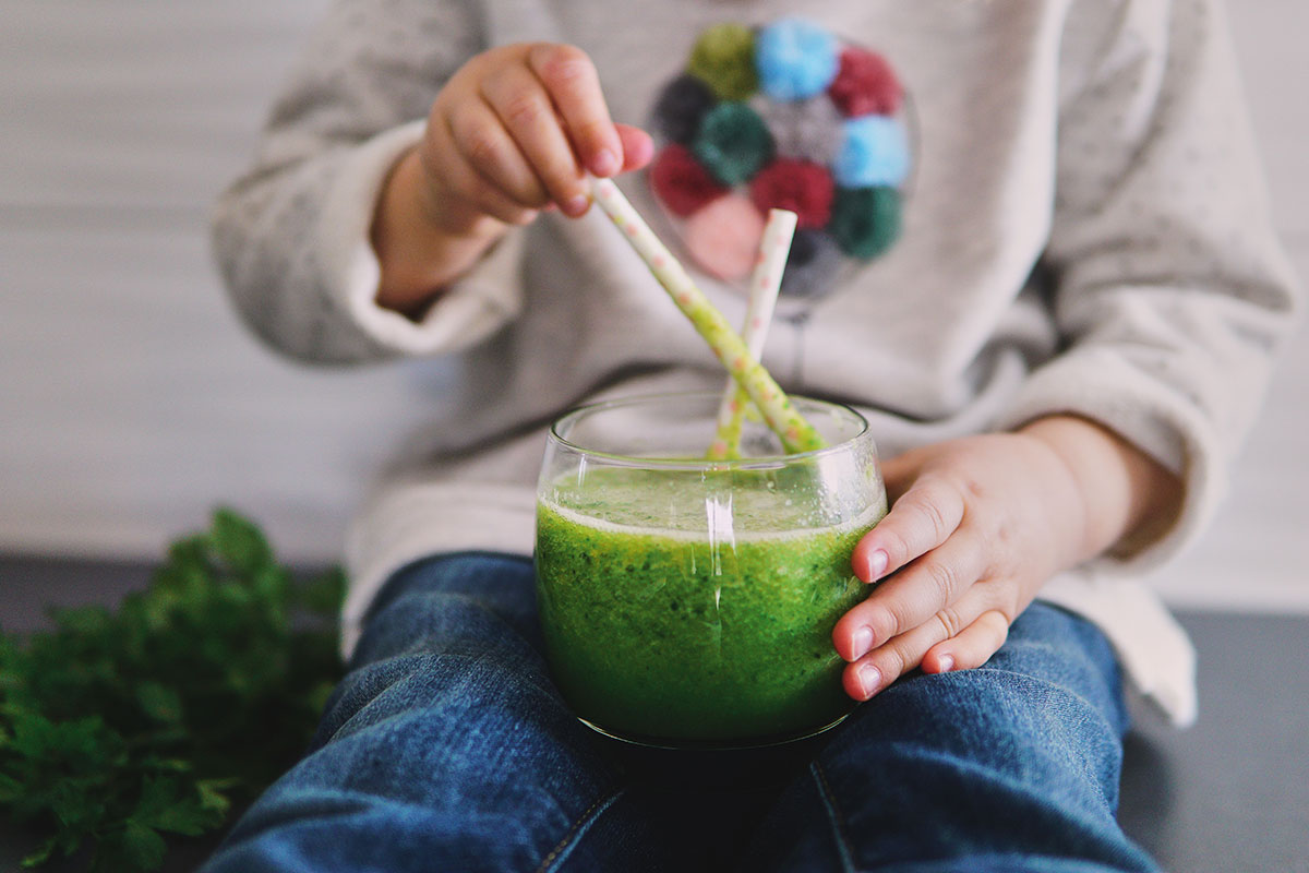 Przeciwbakteryjny, energetyczny zielony koktajl ze szpinakiem