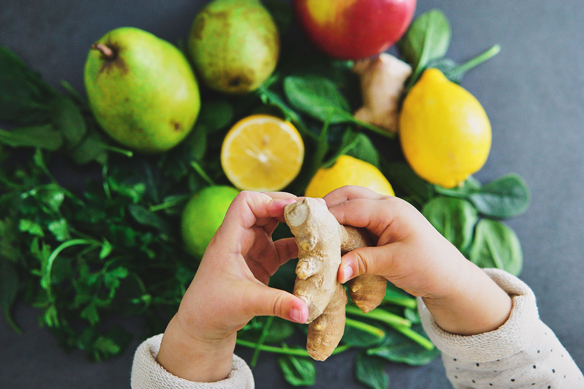 Przeciwbakteryjny, energetyczny zielony koktajl ze szpinakiem