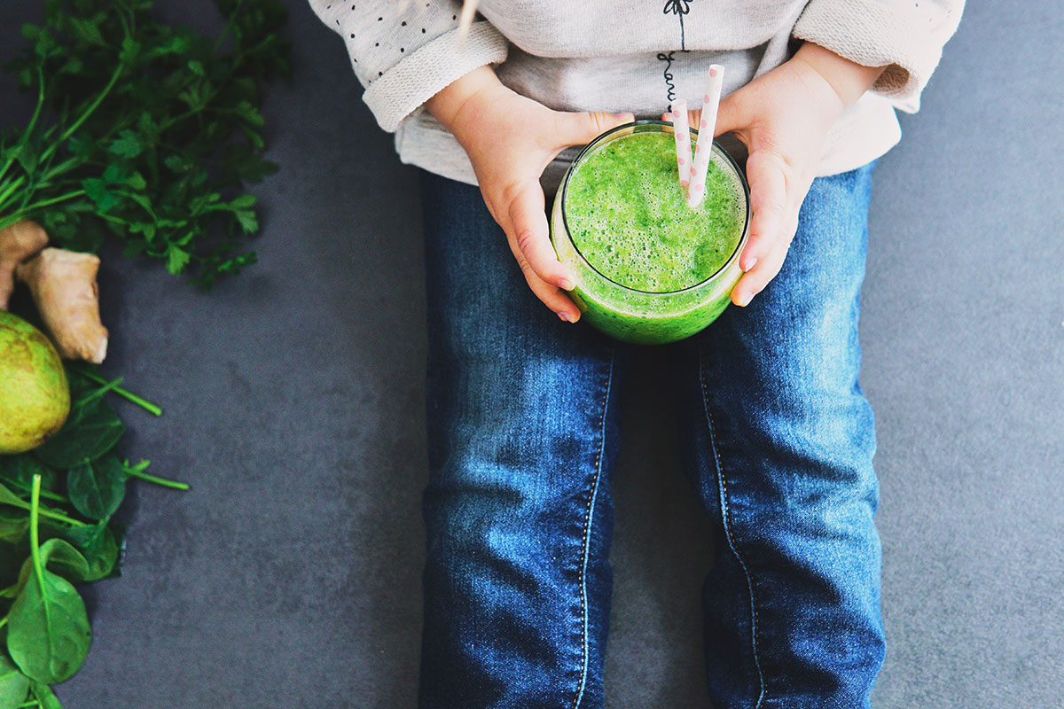 Przeciwbakteryjny, energetyczny zielony koktajl ze szpinakiem