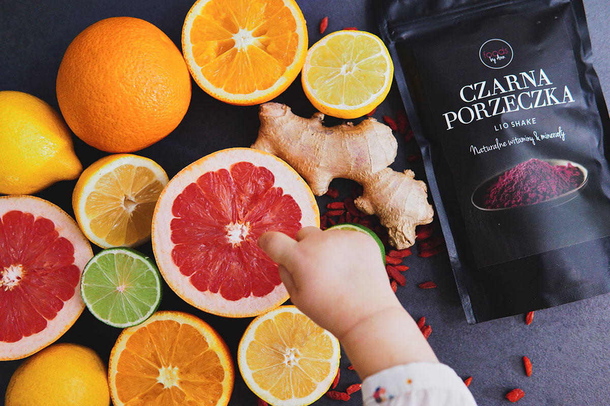 Antyoksydacyjny, żółty koktajl z grejpfrutem i czarną porzeczką