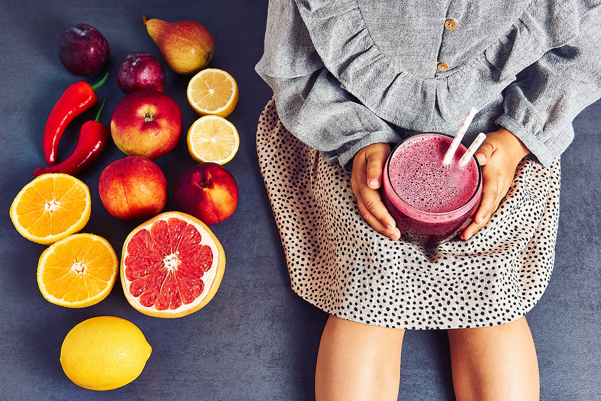 Regenerujące, czerwone smoothie burakiem, granatem i jeżynami Regenerujące, czerwone smoothie burakiem, granatem i jeżynami