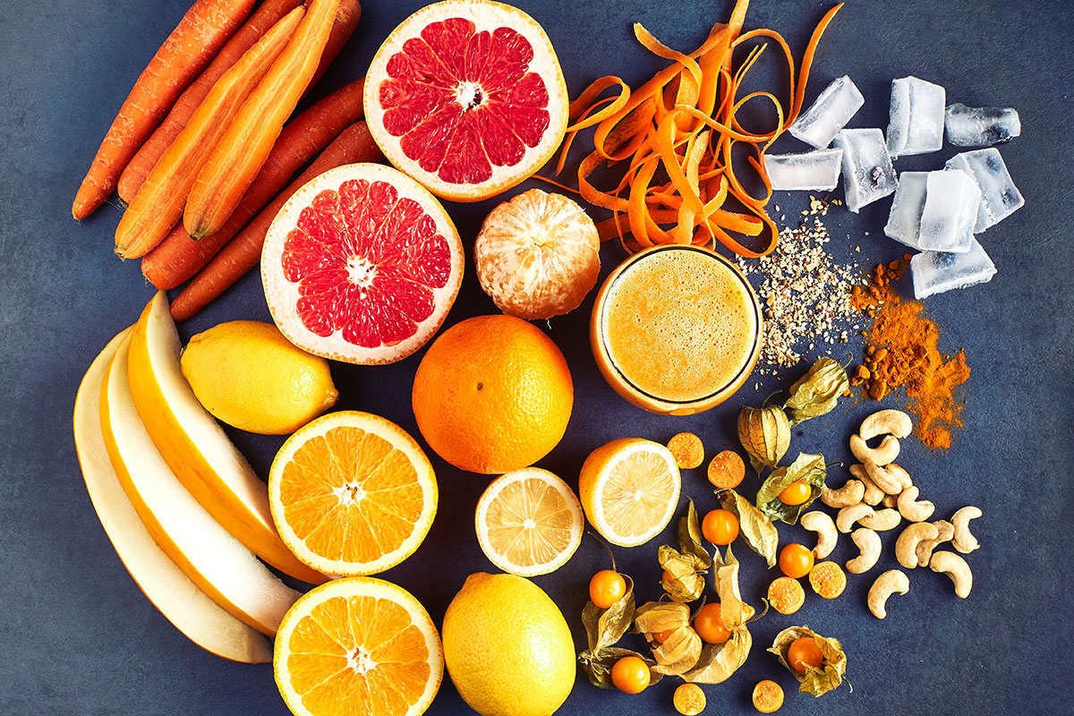 Tropikalny, odświeżający, żółty koktajl z melonem i złotymi jagodami Tropikalny, odświeżający, żółty koktajl z melonem i złotymi jagodami