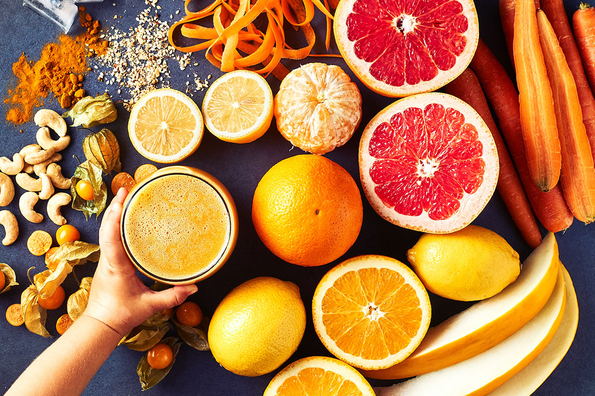 Tropikalny, odświeżający, żółty koktajl z melonem i złotymi jagodami Tropikalny, odświeżający, żółty koktajl z melonem i złotymi jagodami