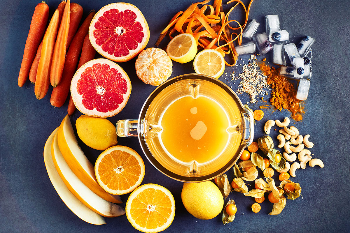 Tropikalny, odświeżający, żółty koktajl z melonem i złotymi jagodami