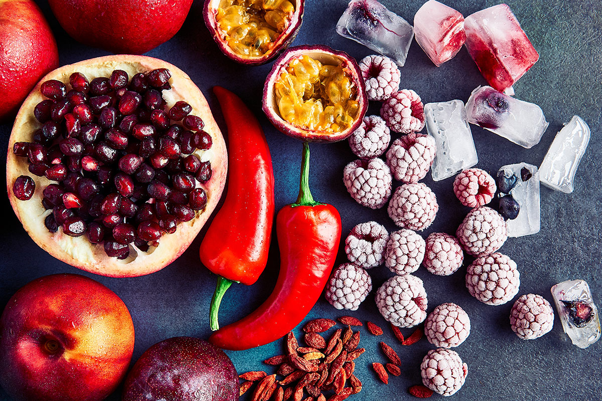 Regenerujące, czerwone smoothie burakiem, granatem i jeżynami Regenerujące, czerwone smoothie burakiem, granatem i jeżynami