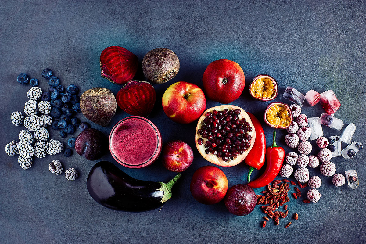 Regenerujące, czerwone smoothie burakiem, granatem i jeżynami Regenerujące, czerwone smoothie burakiem, granatem i jeżynami