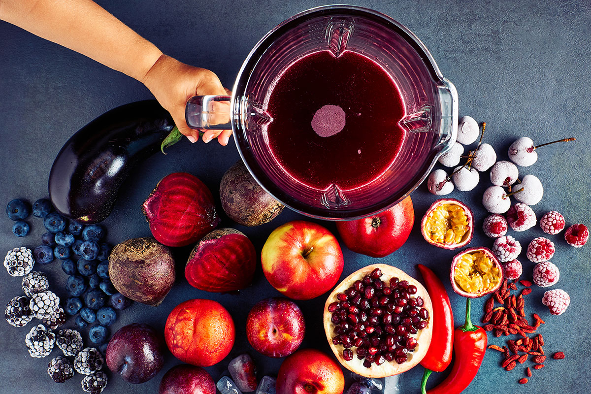 Regenerujące, czerwone smoothie burakiem, granatem i jeżynami Regenerujące, czerwone smoothie burakiem, granatem i jeżynami