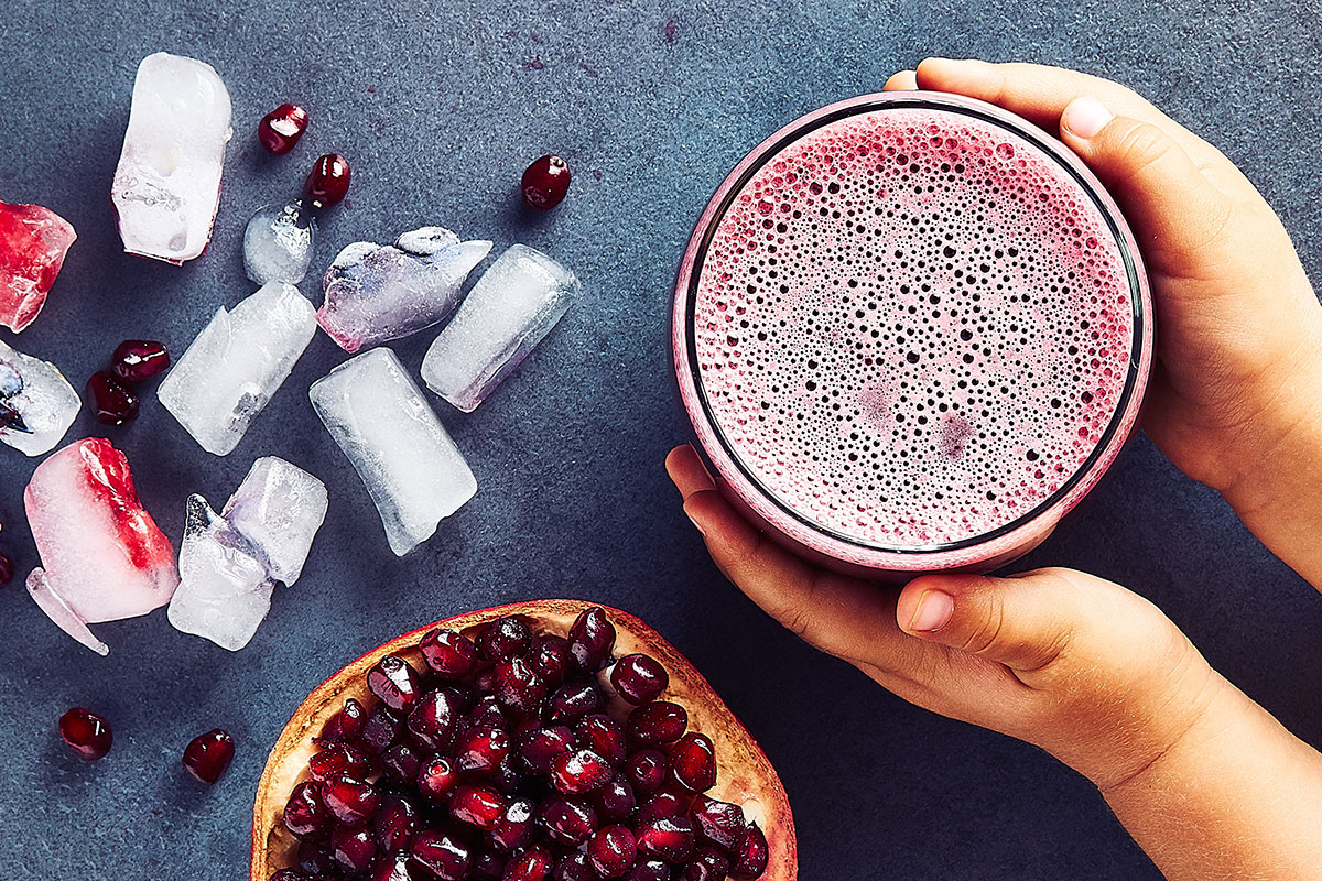 Regenerujące, czerwone smoothie burakiem, granatem i jeżynami Regenerujące, czerwone smoothie burakiem, granatem i jeżynami
