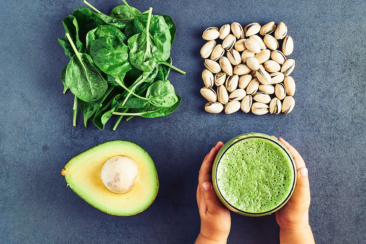 Słodkie i świeże, energetyczne, zielone smoothie ze szpinakiem i limonką Słodkie i świeże, energetyczne, zielone smoothie ze szpinakiem i limonką