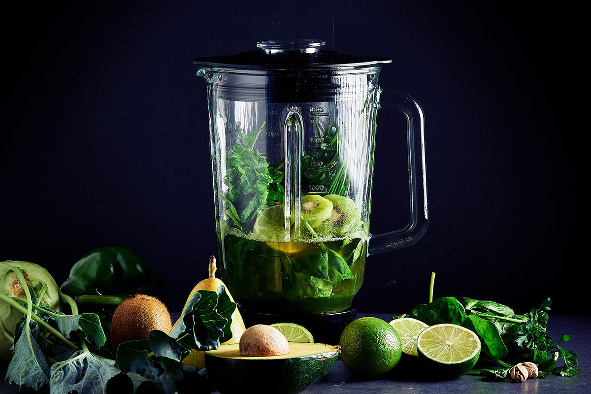 Słodkie i świeże, energetyczne, zielone smoothie ze szpinakiem i limonką Słodkie i świeże, energetyczne, zielone smoothie ze szpinakiem i limonką