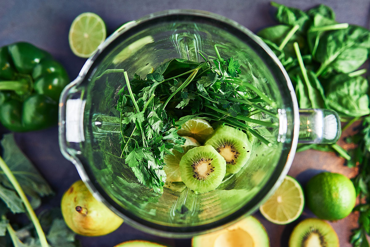 Słodkie i świeże, energetyczne, zielone smoothie ze szpinakiem i limonką Słodkie i świeże, energetyczne, zielone smoothie ze szpinakiem i limonką