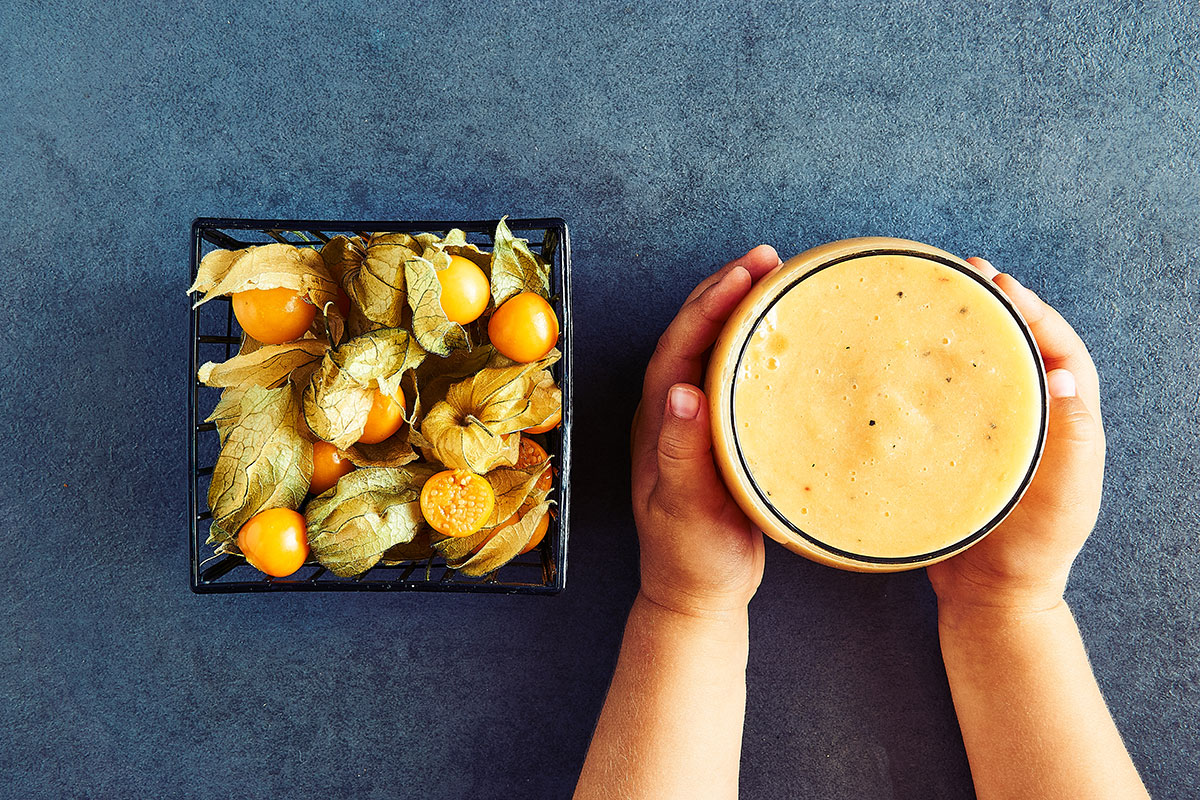Tropikalny, odświeżający, żółty koktajl z melonem i złotymi jagodami Tropikalny, odświeżający, żółty koktajl z melonem i złotymi jagodami