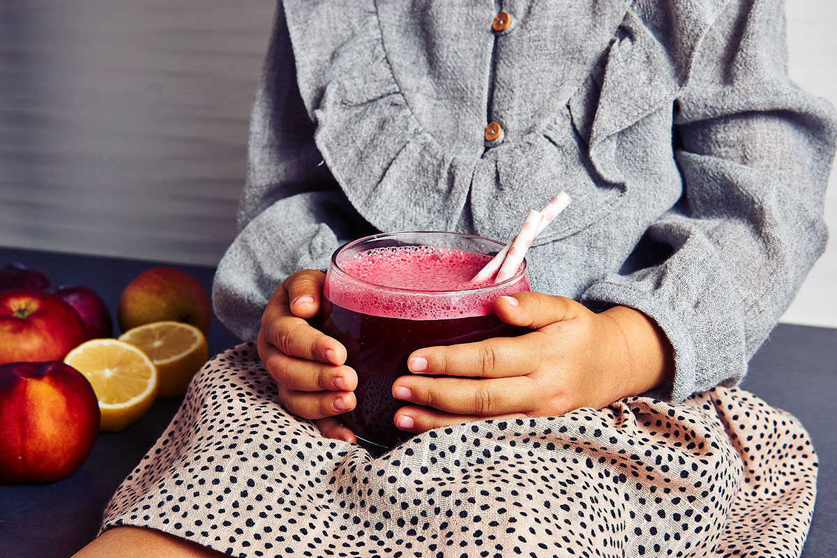 Regenerujące, czerwone smoothie burakiem, granatem i jeżynami Regenerujące, czerwone smoothie burakiem, granatem i jeżynami