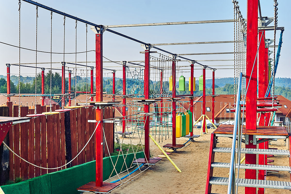 Park linowy z dwoma trasami o różnej trudności Park linowy z dwoma trasami o różnej trudności